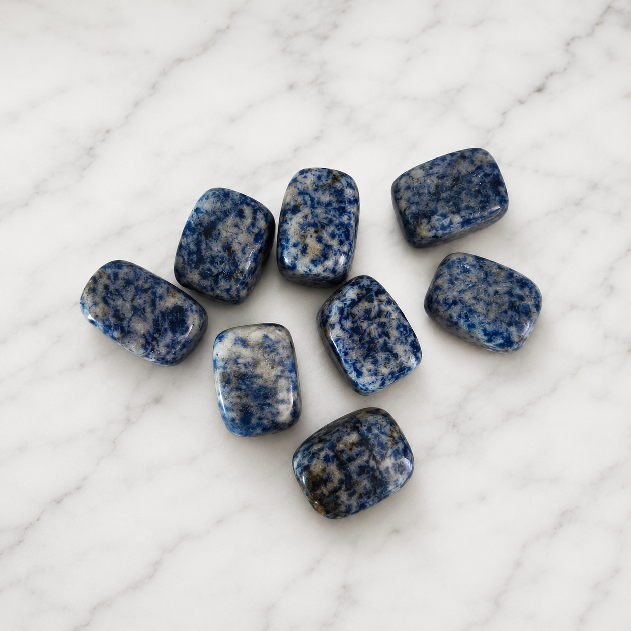 Sodalite rolada – pedra da clareza e comunicação